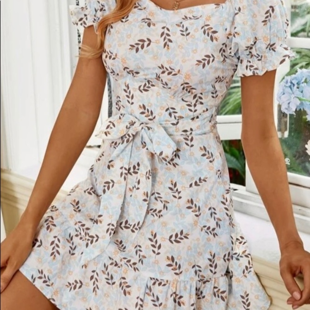 Puff Sleeve floral dress, perfect for Summer, light material.